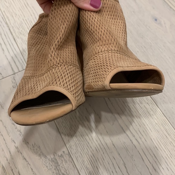 Beige Sling back sandal w/ block heel - Picture 6 of 6